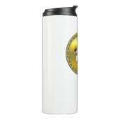 Zwart karaat man dat een zwarte trainingstas schop thermosbeker (Gedraaid links)