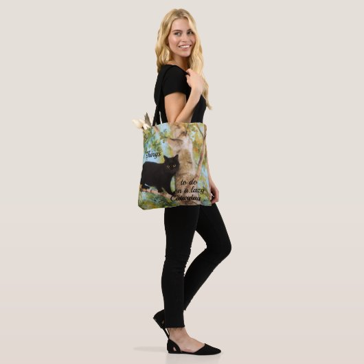 Zwart kat in Birch Tree Fine Art Canvas tas (Op model)
