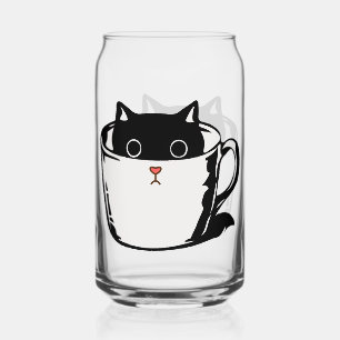 Zwart katje met rode neus verstopt in een kopje blikvorm glas