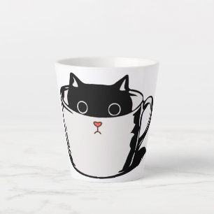 Zwart katje met rode neus verstopt in een kopje latte mok