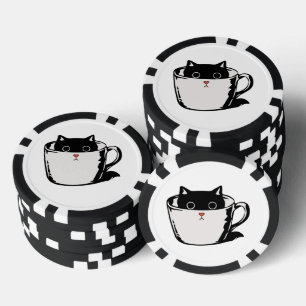 Zwart katje met rode neus verstopt in een kopje poker chips