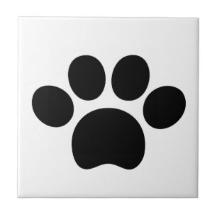 Zwart-kattehondenpootje drukt schattig op wit tegeltje
