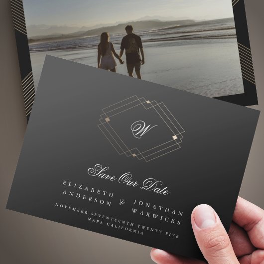 zwart klassiek deco goudmonogram geometrisch save the date