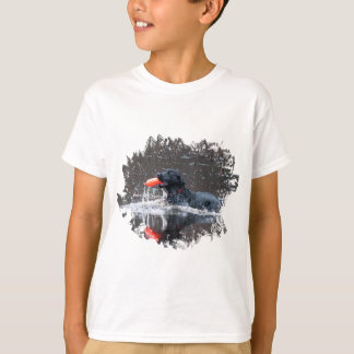 Zwart lab haalt floatie op t-shirt