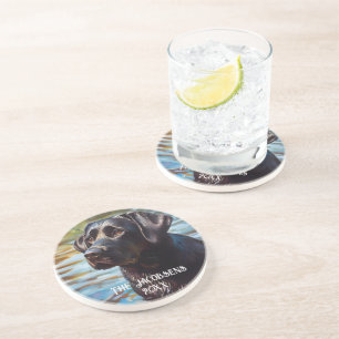 Zwart lab in water zandsteen onderzetter