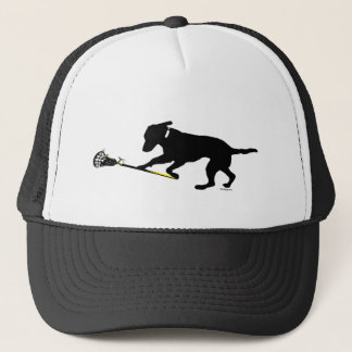 Zwart lab met Lacrosse Trucker Hat Pet