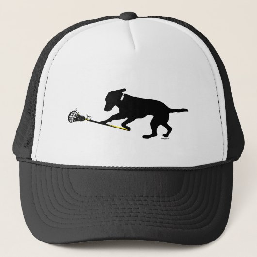 Zwart lab met Lacrosse Trucker Hat Trucker Pet (Voorkant)