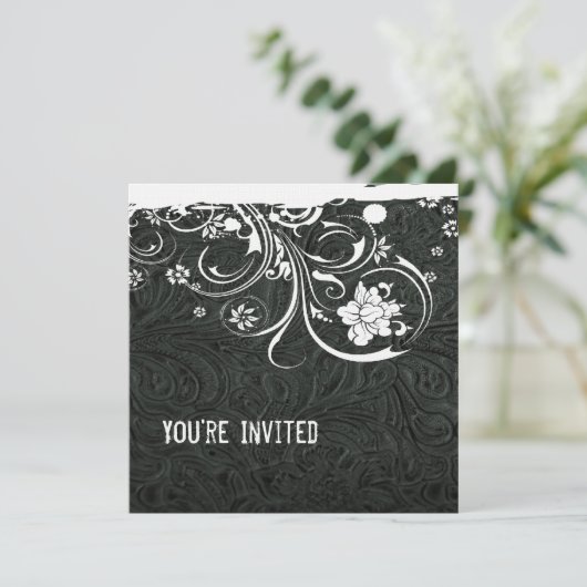 Zwart leder en uitnodiging tot witte kant (Staand voorkant)