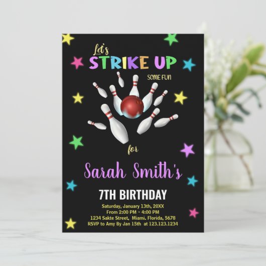 Zwart Licht Paarse Bowling Verjaardagsuitnodiginge Kaart (Staand voorkant)