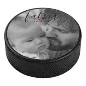 Zwart Manuscript Vader Est. Jaarlijkse persoonlijk Hockey Puck (3/4)