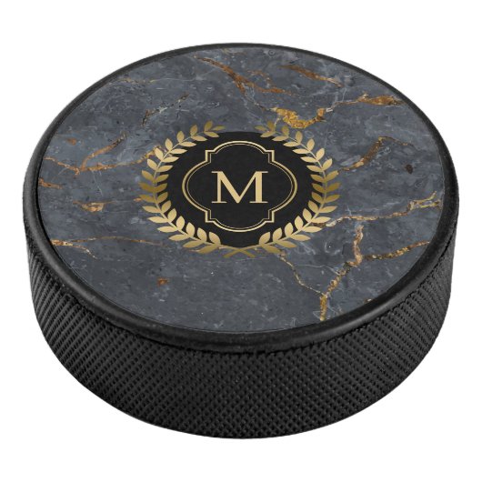 Zwart Marmer Gouden Badge Monogram Hockey Puck (3/4)