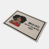 Zwart meisje houdt doormat, belt of tekstuiver deurmat (Schuin)