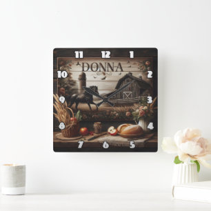 Zwart paard in de buurt van boerderij en rustieke  vierkante klok