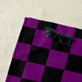 Zwart Paarse Check Checkerboard Patroon Strandlaken (In situ)