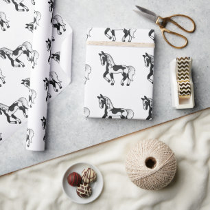 Zwart Pinto Lief Cartoon Dravend Paard Patroon Cadeaupapier