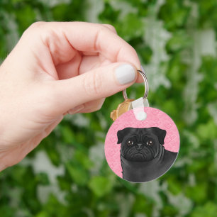 Zwart Pug Dog Head Close-up Op Roze Liefde Harten Sleutelhanger