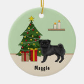 Zwart Pug Schattige Cartoon Dog Met Een Kerstboom Keramisch Ornament (Voorkant)