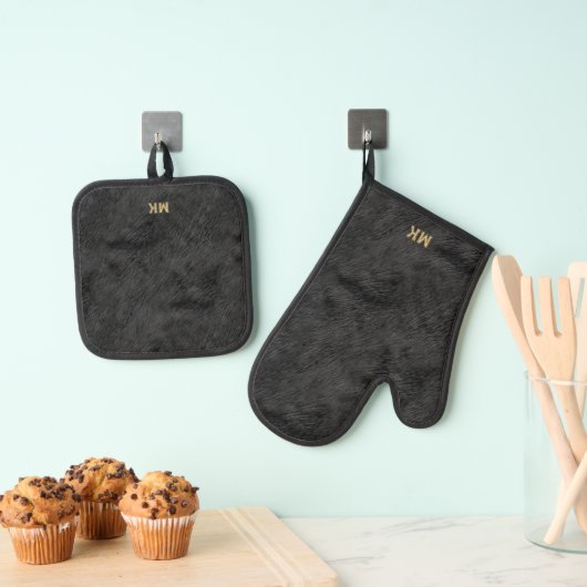 Zwart Realistisch Bont Textuur Monogram Ovenwant & Pannenlap Set (Insitu(Ophanging))