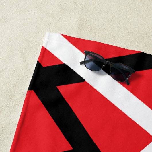 Zwart, rood en wit grafisch strandlaken (In situ)