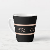 Zwart roos goudmonogram initiaal elegant script latte mok (Linkerhoek)