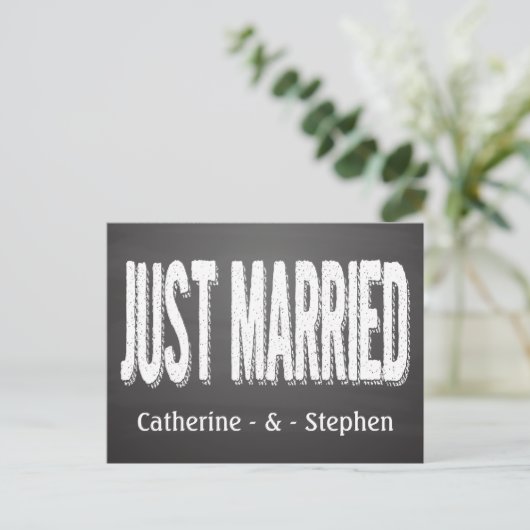 Zwart schoolbord net getrouwd bruiloft aankondigin aankondigingskaart (Staand voorkant)