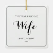 Zwart Script Eenvoudig Elegante Eerste Kerstvrouw Keramisch Ornament (Achterkant)