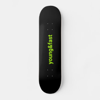 Zwart skateboard met een print "jong en snel".