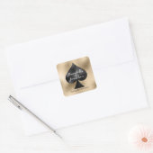 Zwart spade op goud vierkante sticker (Envelop)