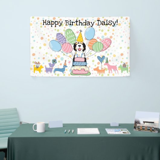 Zwart Tri Kleur Sheepadoodle Hond Verjaardagsfeest Spandoek (Beurs)