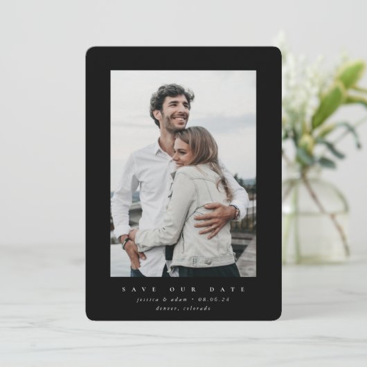 Zwart ultra-minimaal opslaan Datum fotokaart Save The Date (Staand voorkant)