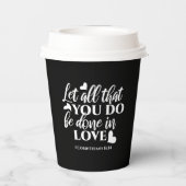 Zwart-wit 1 Korintiërs 16:14 Bijbelvers Papieren Bekers (Achterkant)