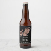 Zwart wit aangepaste foto welkom verjaardag bier etiket (Voorkant)