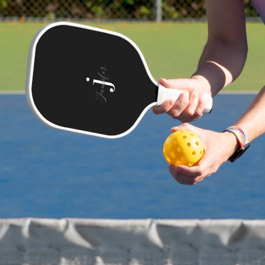Zwart-wit Aangepaste Naam Monogram Initialen Pickleball Paddle (Insitu)