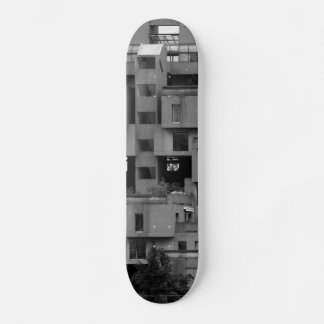 Zwart-wit architecturaal skateboard