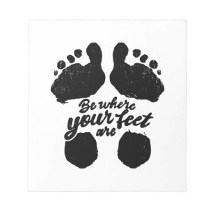 Zwart-wit "Be Where Your Feet Are" Print Notitieblok