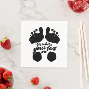Zwart-wit "Be Where Your Feet Are" Print Servet