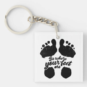 Zwart-wit "Be Where Your Feet Are" Print Sleutelhanger