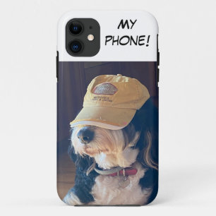 Zwart-wit Bernedoodle w / geel pet "Mijn telefoon" iPhone 11 Hoesje