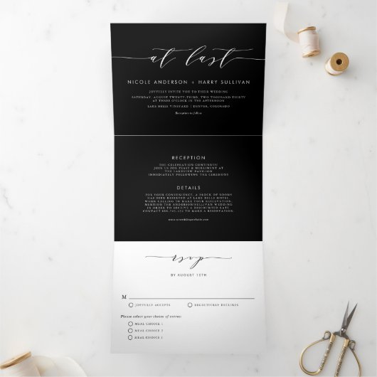 Zwart-wit bij laatste minimalistische scriptbruilo drieluik uitnodiging (Binnen)