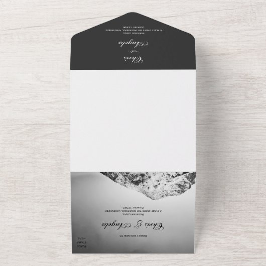 Zwart-wit bruiloft onder de bergen all in one uitnodiging (Buitenkant)