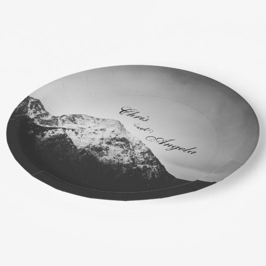 Zwart-wit bruiloft onder de bergen papieren bordje (Gekanteld)