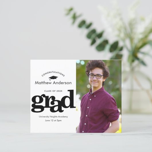 Zwart-wit budget foto afstuderen uitnodiging (Staand voorkant)