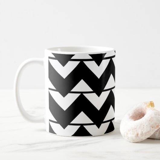 Zwart-wit Chevron Stripe Zigzag Pattern Koffiemok (Met donut)