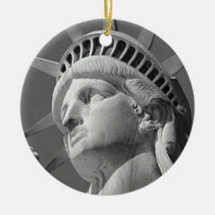 Zwart-wit close-up beeld van vrijheid keramisch ornament