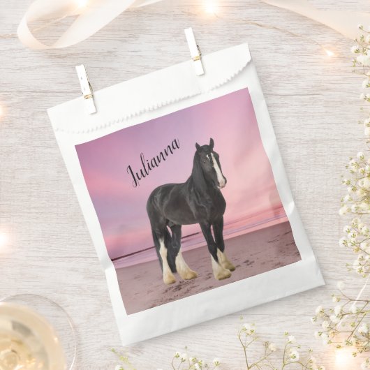 Zwart-wit Clydesdale op strand bij zonsondergang Bedankzakje (Geknipt)