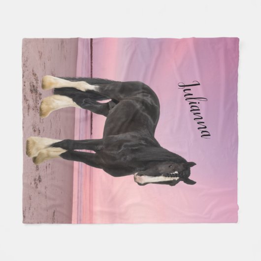 Zwart-wit Clydesdale op strand bij zonsondergang Fleece Deken (Voorkant (Horizontaal))