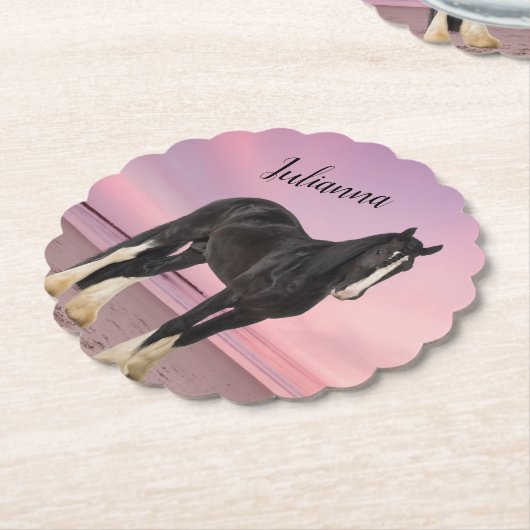 Zwart-wit Clydesdale op strand bij zonsondergang Kartonnen Onderzetters (Gekanteld)