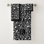 Zwart, wit en grijs luipaardprint en monogram bad handdoek (Insitu)