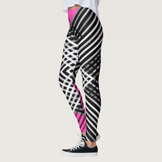 Zwart-wit en grijs verweven strepen op een leggings (Links)