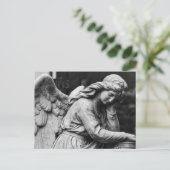 Zwart-wit engel beeld in een begraafplaats briefkaart (Staand voorkant)
